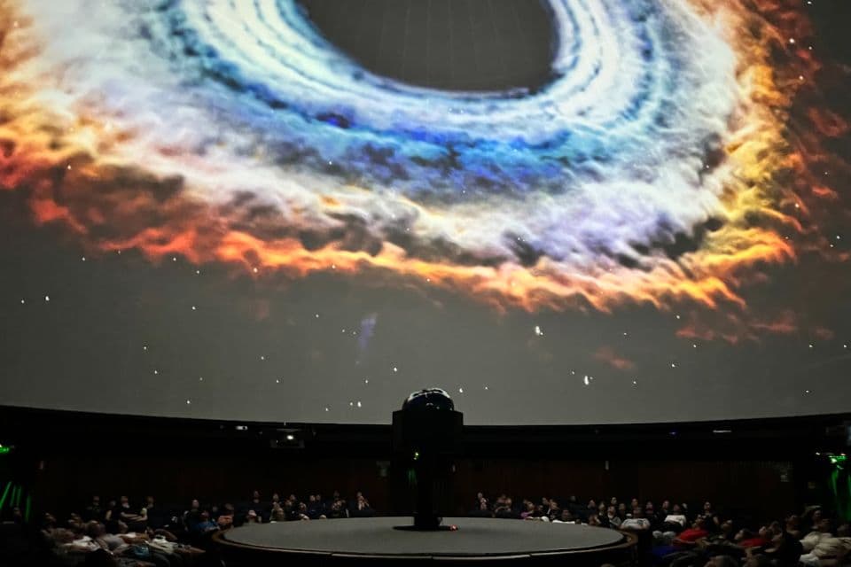 Imagen de “Agujeros negros supermasivos”: experiencia inmersiva en el Planetario