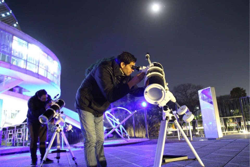 Imagen de Observación del eclipse parcial de Luna en el Planetario