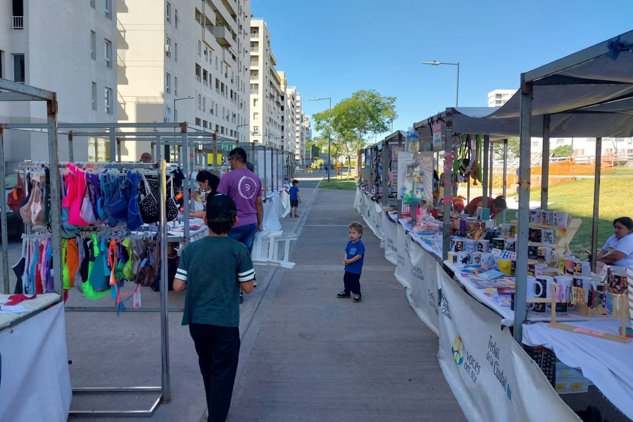 Imagen de Feria Voces del Sur en la Plaza Martín Fierro