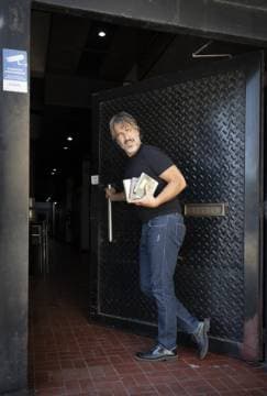 Imagen de Juan, estoy en la puerta, bajá. un espectáculo de canciones melódicas de los 90... ponele