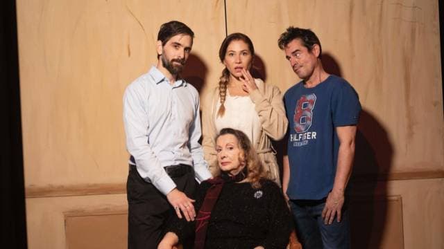 Imagen de Familia Equivocada (La Visita)